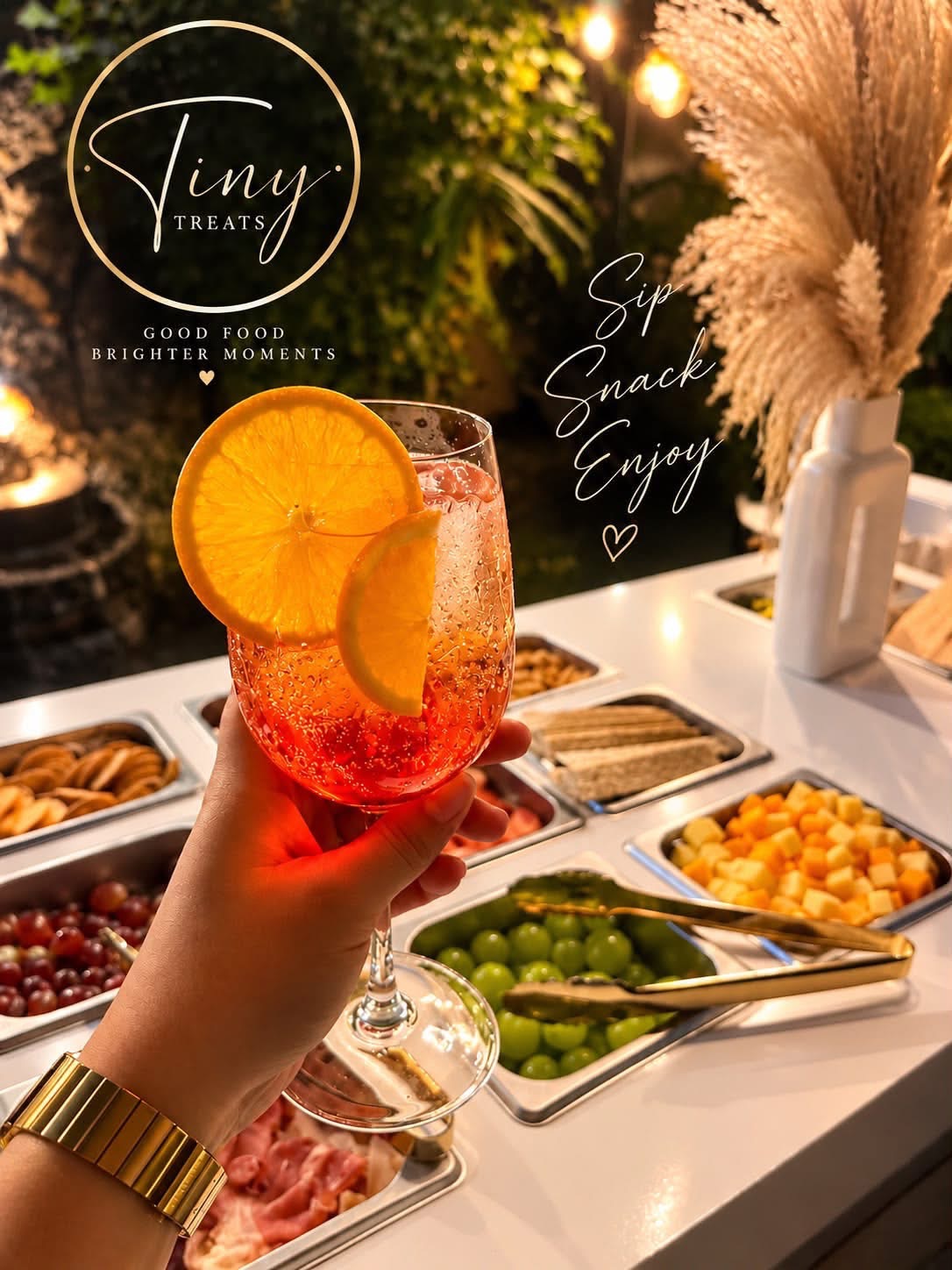 Un verre de cocktail garni d’orange devant le stand gourmand Tiny Treats